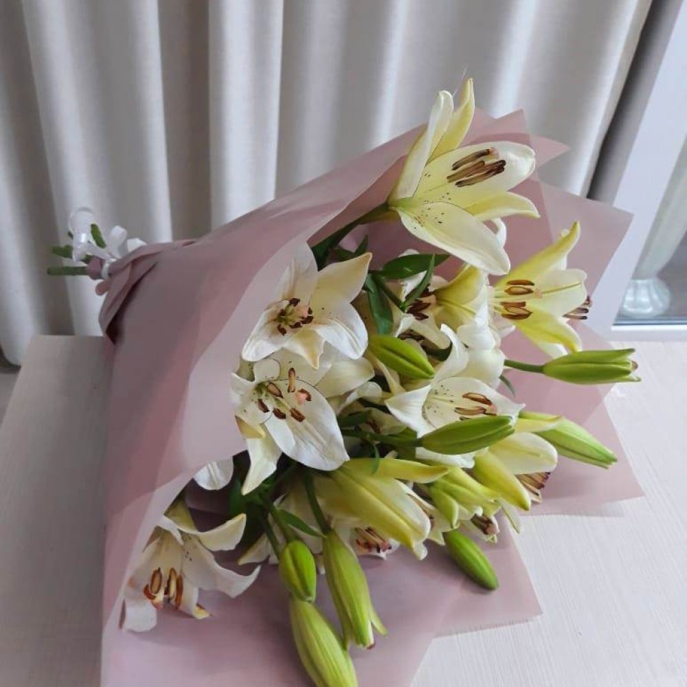Букет цветов из: Лилии